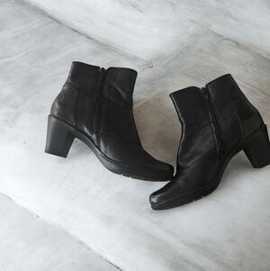 Clarks Black Leather Heeled Booties Side Zip Ankle Boot Shoes Womens Size 6 1/2